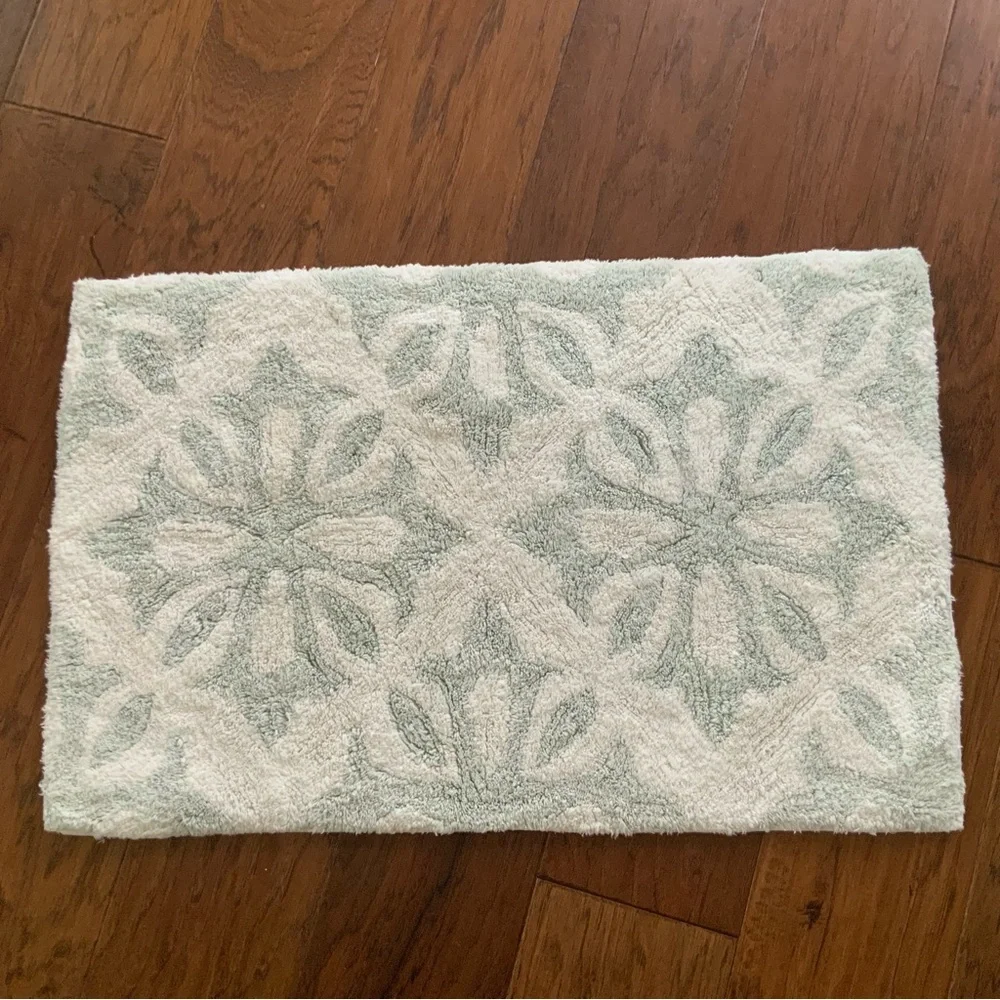 Elegant Floral Bath Mat - White and Green
